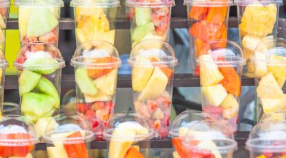 Fruits frais dans un distributeur automatique de snack froid